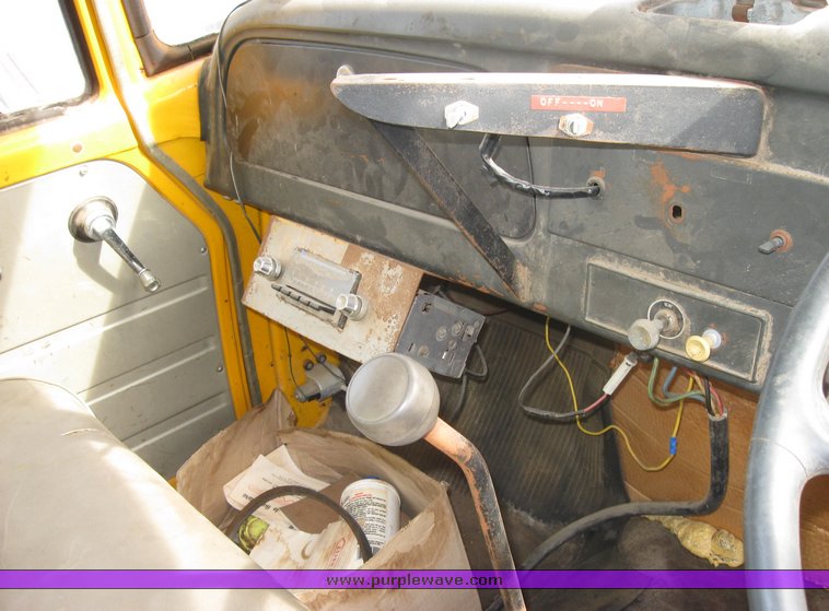 image for item 9010 1969 International Loadster 1600 spray truck