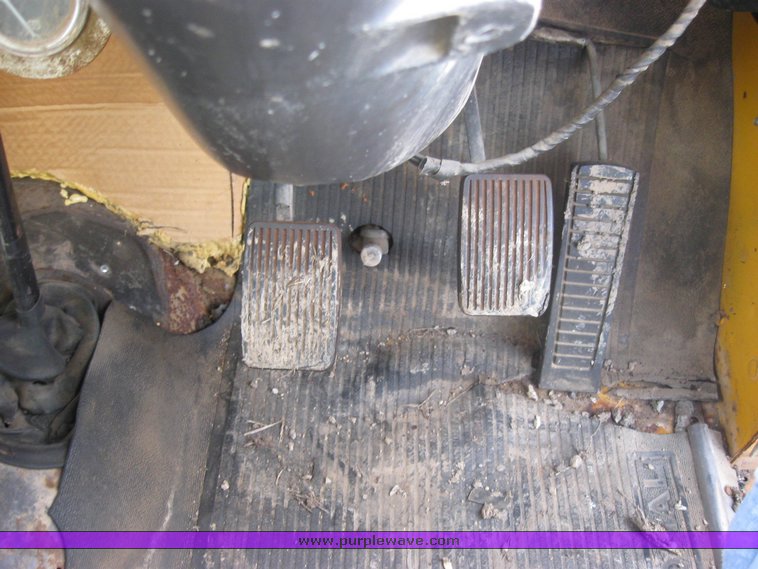 image for item 9010 1969 International Loadster 1600 spray truck