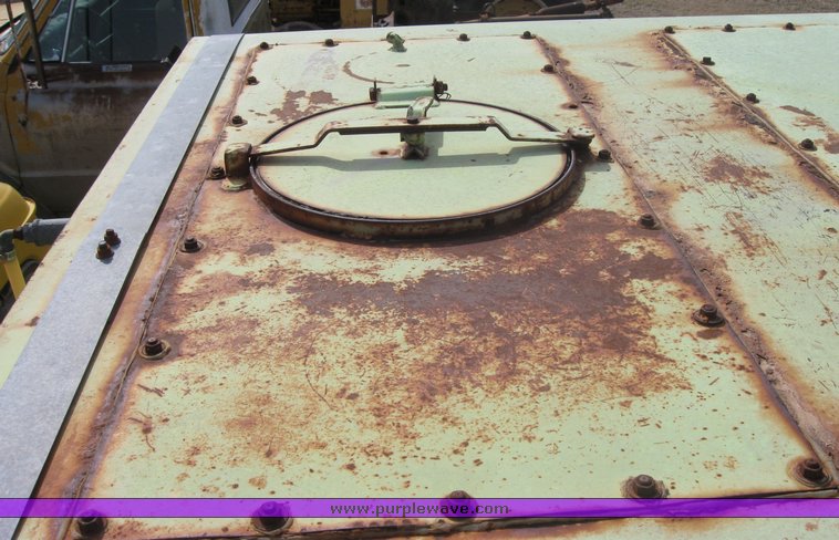 image for item 9010 1969 International Loadster 1600 spray truck