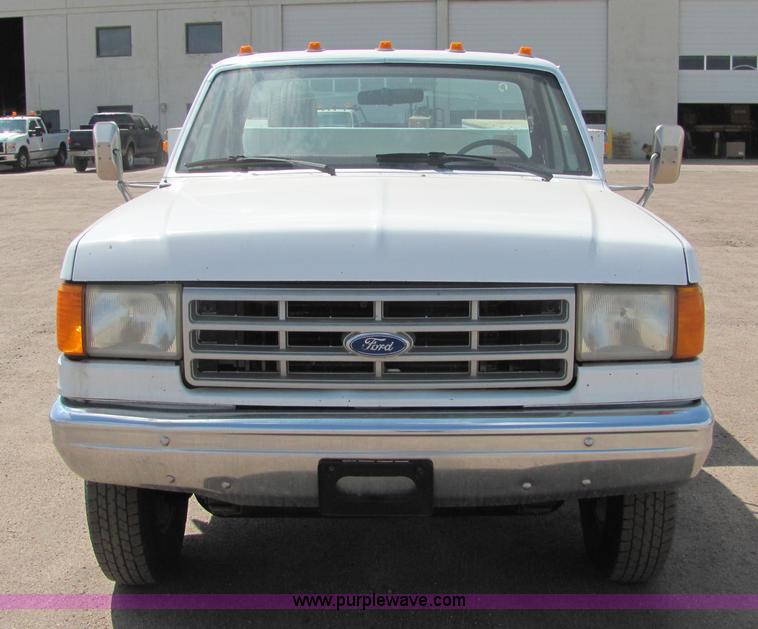 image for item 9040 1989 Ford F450 Super Duty pickup