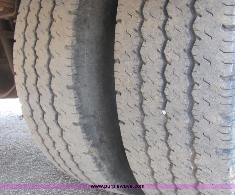 image for item 9040 1989 Ford F450 Super Duty pickup