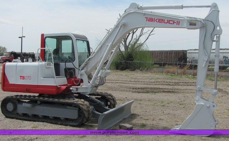 image for item 9042 2000 Takeuchi TB070 excavator