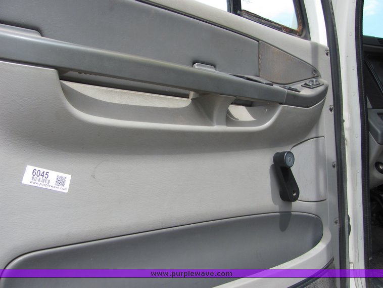 image for item 9045 2003 Freightliner Conventional Columbia CL120 semi truck