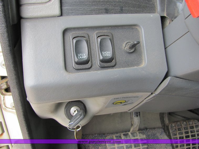 image for item 9045 2003 Freightliner Conventional Columbia CL120 semi truck