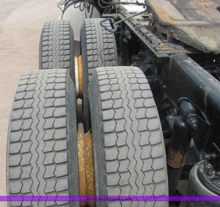 image for item 9045 2003 Freightliner Conventional Columbia CL120 semi truck