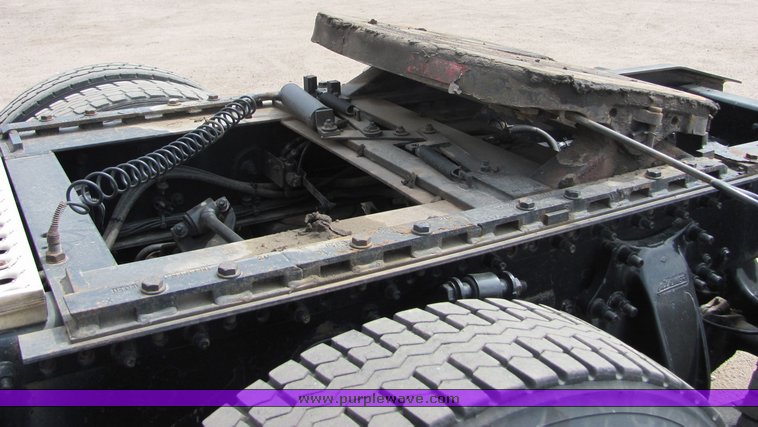 image for item 9045 2003 Freightliner Conventional Columbia CL120 semi truck