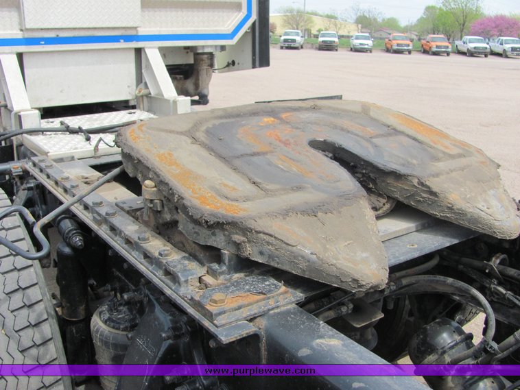 image for item 9045 2003 Freightliner Conventional Columbia CL120 semi truck