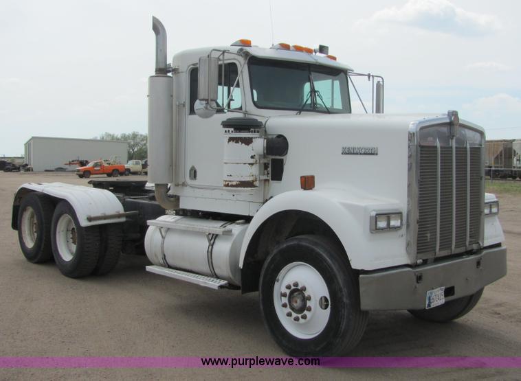 image for item 9048 1996 Kenworth Construct W900 semi truck