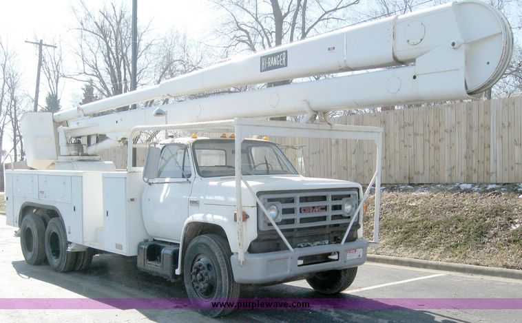 image for item 9579 1975 GMC 6500 boom truck