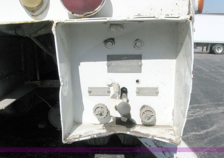 image for item 9579 1975 GMC 6500 boom truck