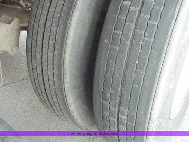 image for item 1001 1982 Monon dry van semi trailer