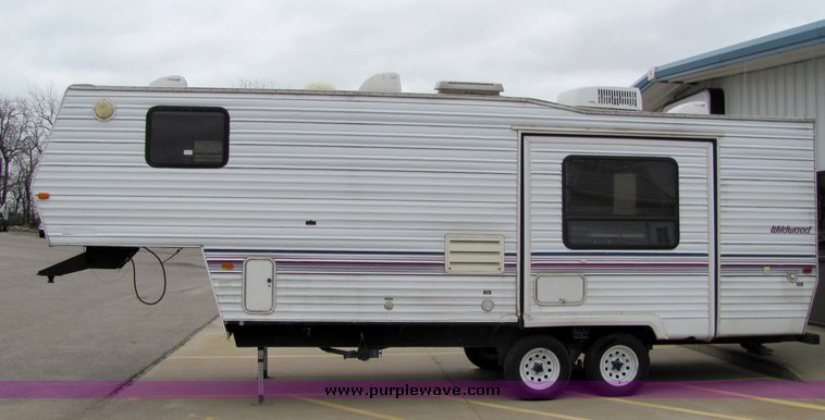 image for item 3067 1998 Forest River Wildwood 25' tandem axle fifth wheel camper