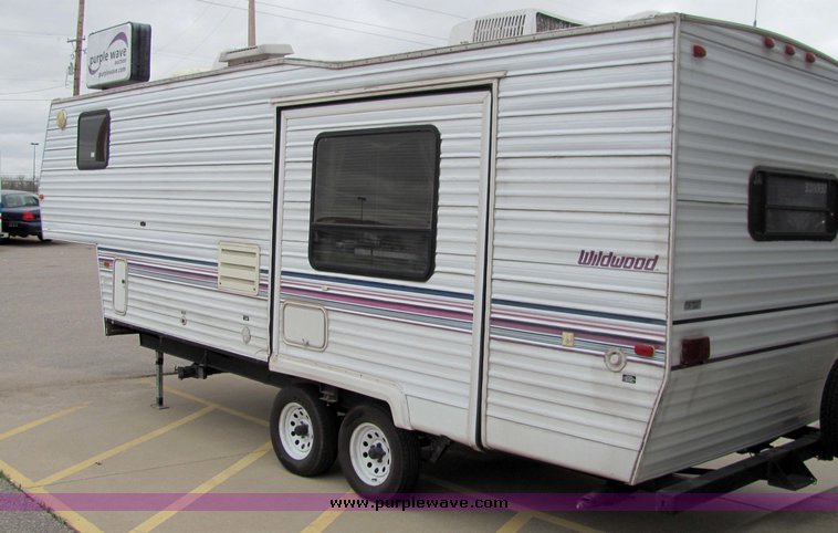 image for item 3067 1998 Forest River Wildwood 25' tandem axle fifth wheel camper
