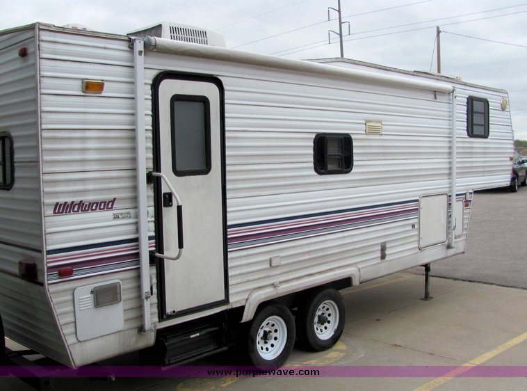 image for item 3067 1998 Forest River Wildwood 25' tandem axle fifth wheel camper