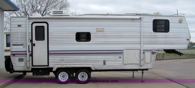 image for item 3067 1998 Forest River Wildwood 25' tandem axle fifth wheel camper