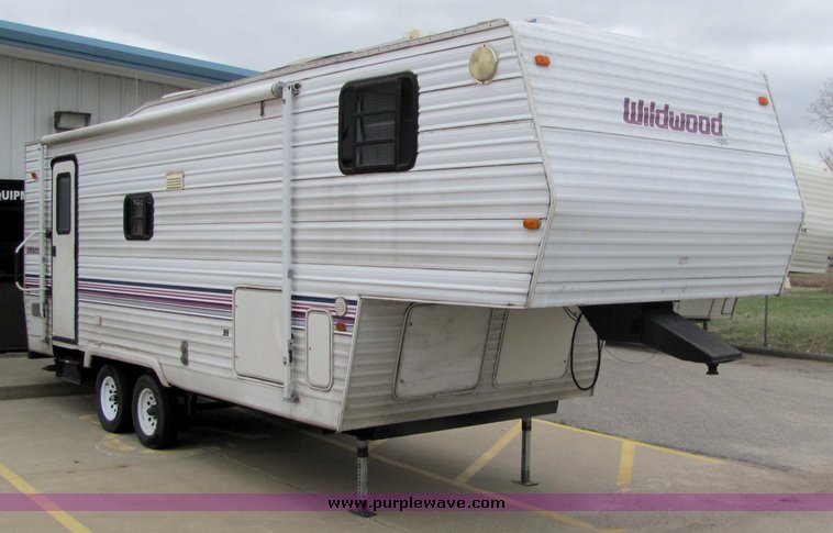 image for item 3067 1998 Forest River Wildwood 25' tandem axle fifth wheel camper