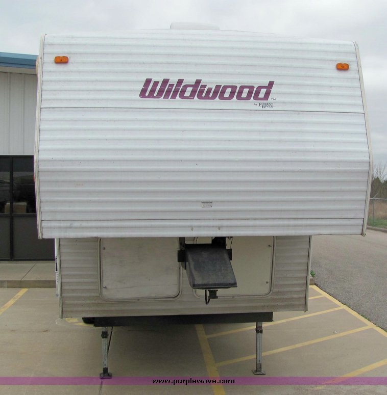 image for item 3067 1998 Forest River Wildwood 25' tandem axle fifth wheel camper