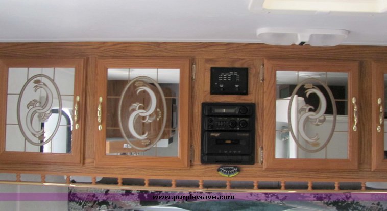 image for item 3067 1998 Forest River Wildwood 25' tandem axle fifth wheel camper