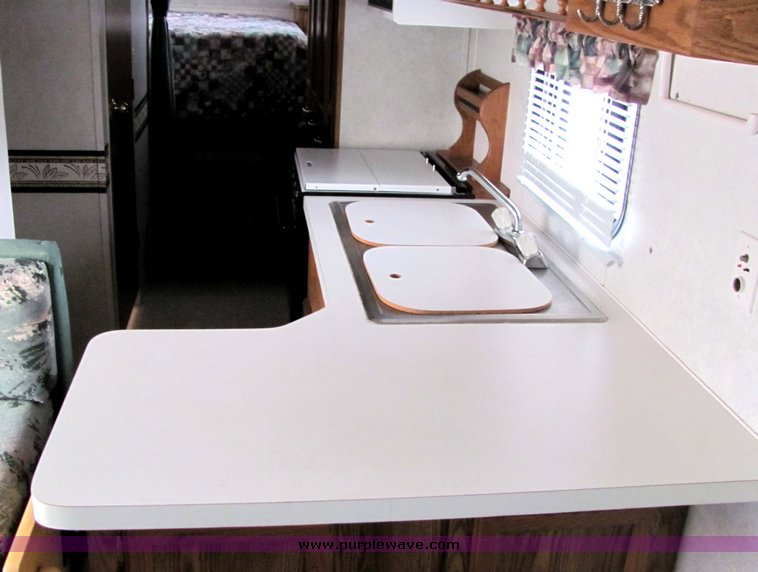 image for item 3067 1998 Forest River Wildwood 25' tandem axle fifth wheel camper