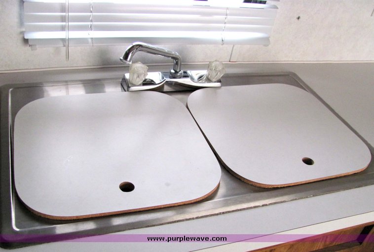 image for item 3067 1998 Forest River Wildwood 25' tandem axle fifth wheel camper