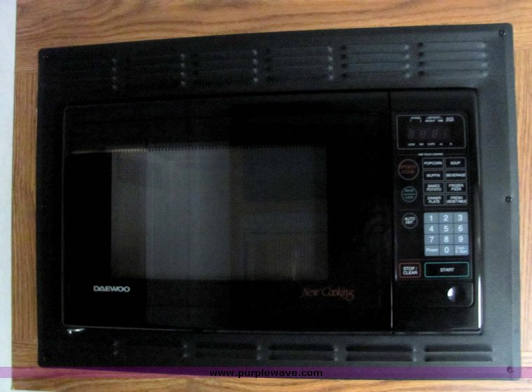 image for item 3067 1998 Forest River Wildwood 25' tandem axle fifth wheel camper