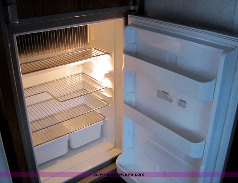 image for item 3067 1998 Forest River Wildwood 25' tandem axle fifth wheel camper