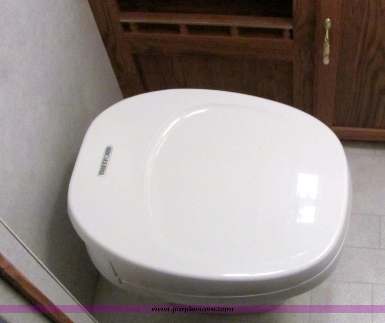 image for item 3067 1998 Forest River Wildwood 25' tandem axle fifth wheel camper