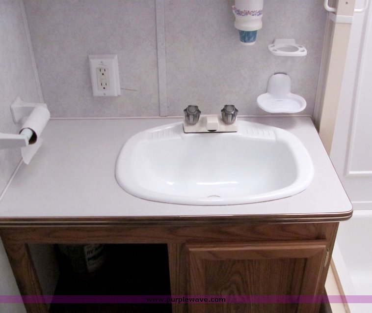 image for item 3067 1998 Forest River Wildwood 25' tandem axle fifth wheel camper