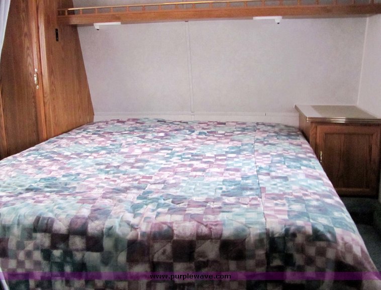 image for item 3067 1998 Forest River Wildwood 25' tandem axle fifth wheel camper