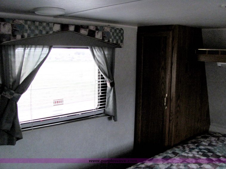 image for item 3067 1998 Forest River Wildwood 25' tandem axle fifth wheel camper