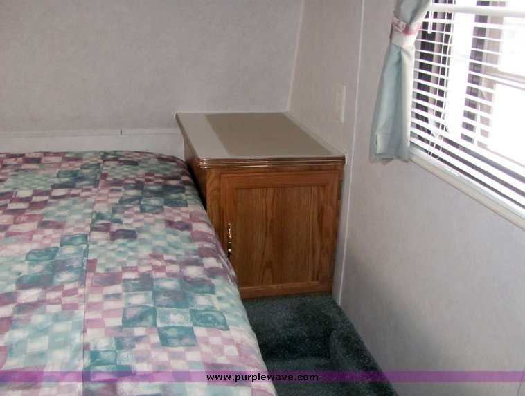 image for item 3067 1998 Forest River Wildwood 25' tandem axle fifth wheel camper