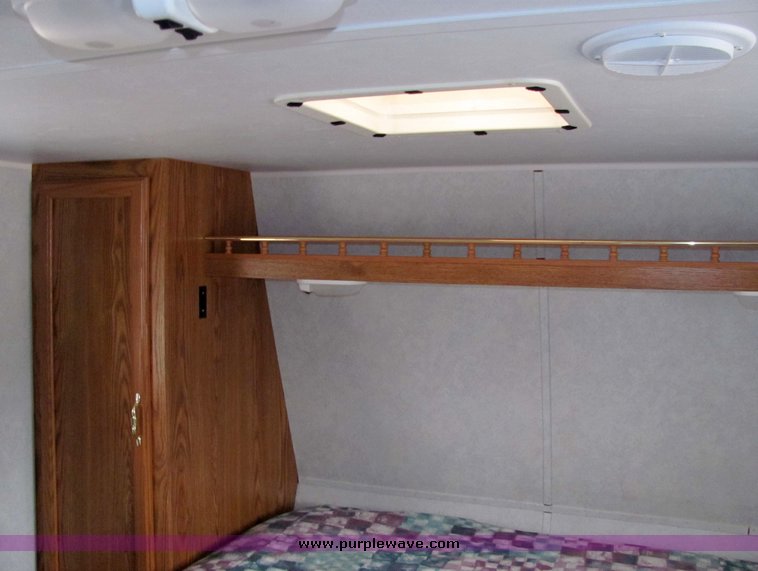 image for item 3067 1998 Forest River Wildwood 25' tandem axle fifth wheel camper