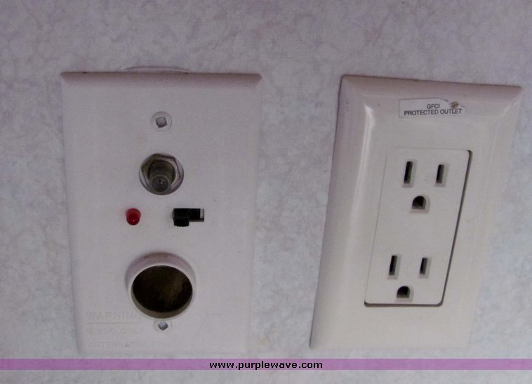 image for item 3067 1998 Forest River Wildwood 25' tandem axle fifth wheel camper