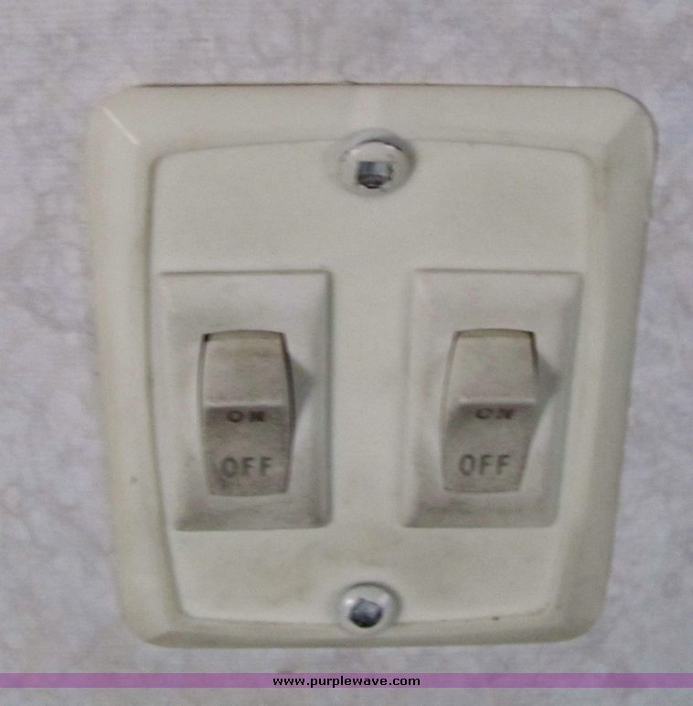 image for item 3067 1998 Forest River Wildwood 25' tandem axle fifth wheel camper