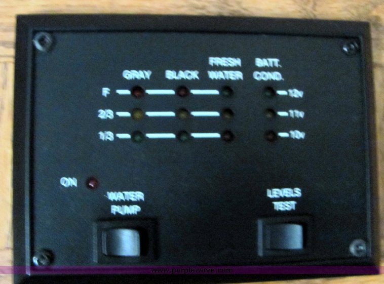 image for item 3067 1998 Forest River Wildwood 25' tandem axle fifth wheel camper