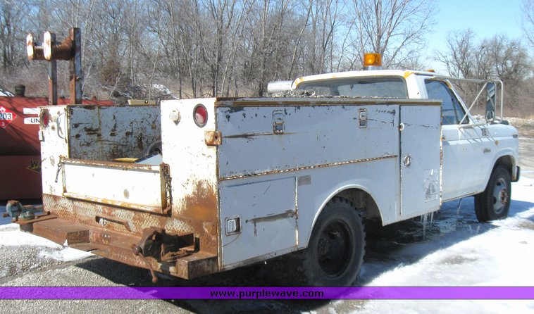 image for item 5315 1982 Ford F350 pickup