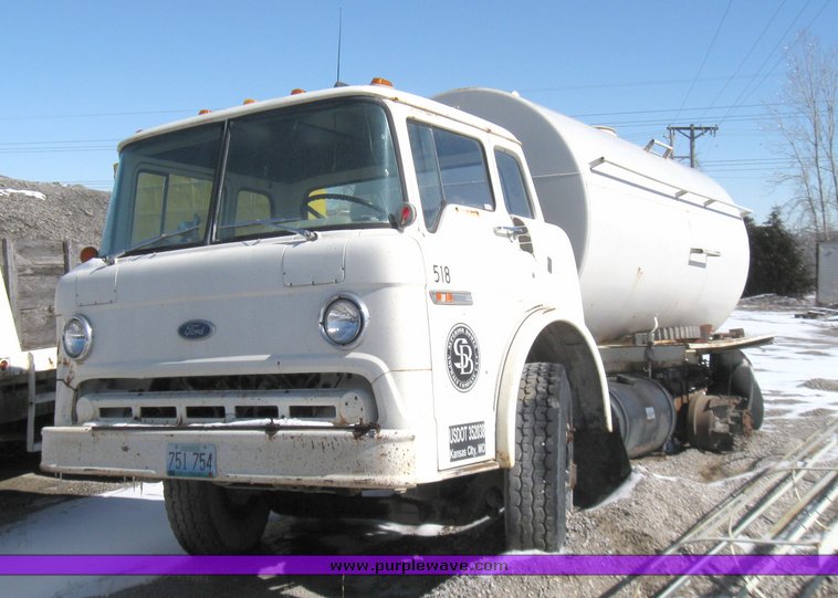 image for item 5476 1984 Ford C8000 water truck
