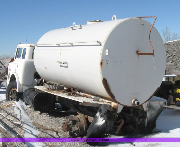 image for item 5476 1984 Ford C8000 water truck