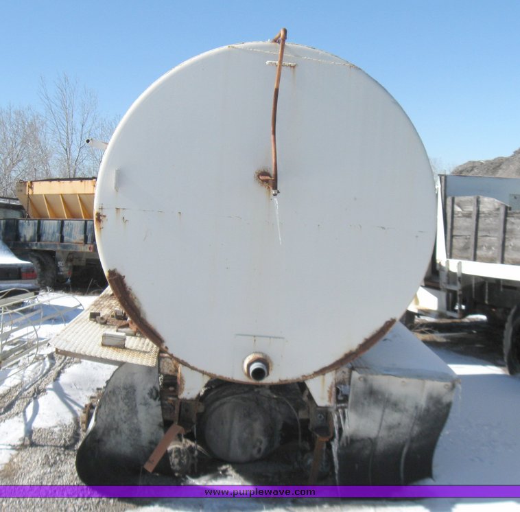 image for item 5476 1984 Ford C8000 water truck