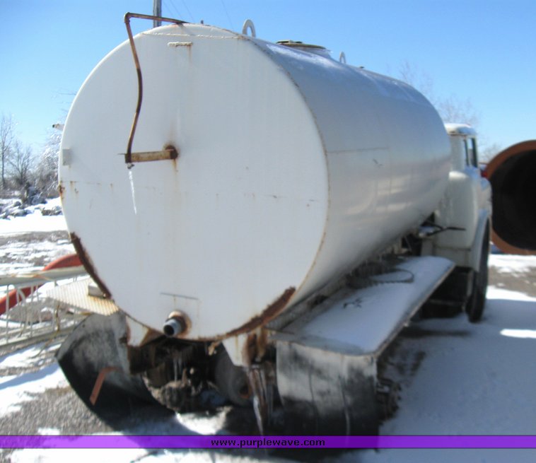 image for item 5476 1984 Ford C8000 water truck