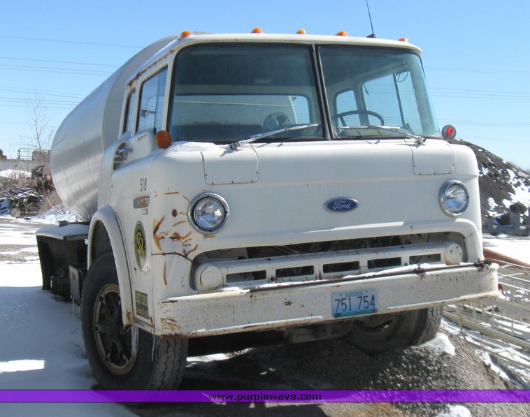 image for item 5476 1984 Ford C8000 water truck