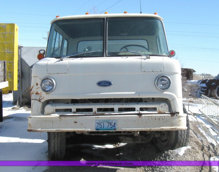 image for item 5476 1984 Ford C8000 water truck