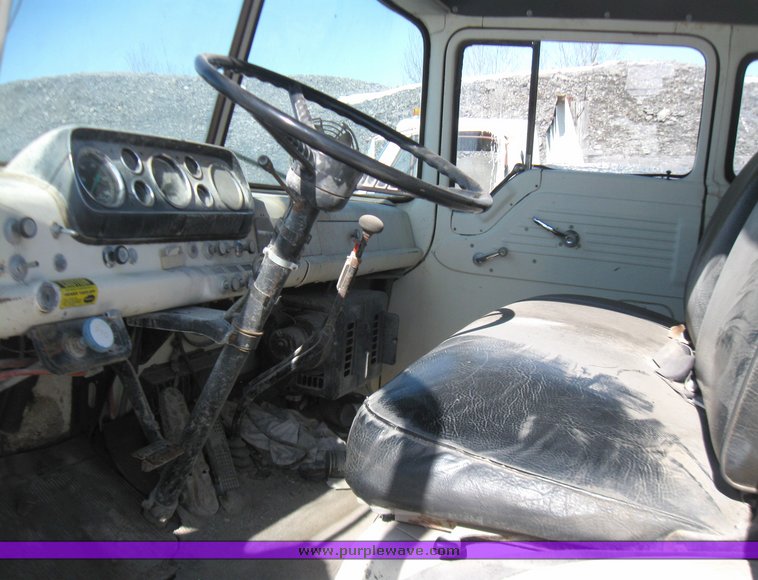 image for item 5476 1984 Ford C8000 water truck