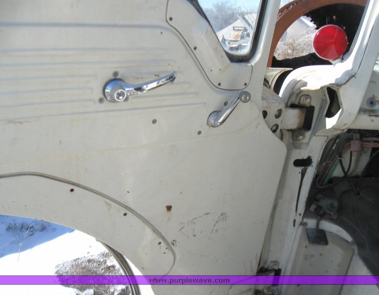 image for item 5476 1984 Ford C8000 water truck