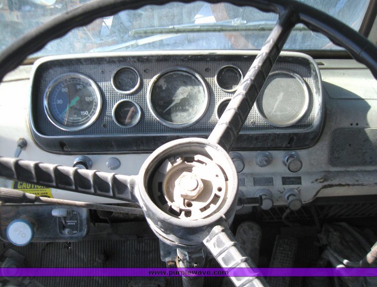 image for item 5476 1984 Ford C8000 water truck