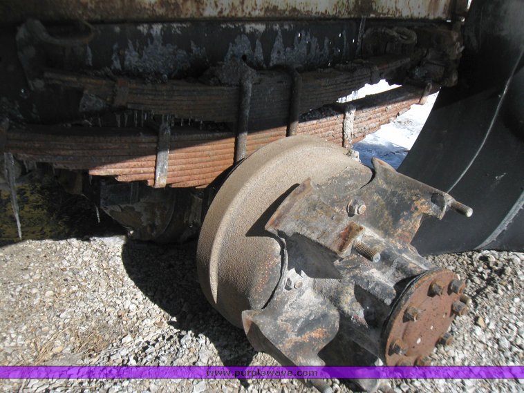 image for item 5476 1984 Ford C8000 water truck