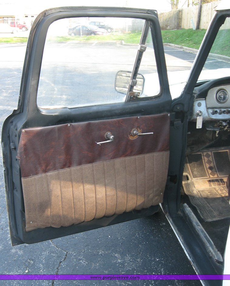 image for item 5590 1966 Ford F100 pickup