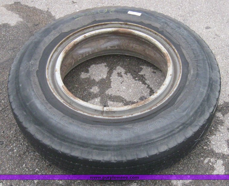 image for item 5622 9R22.5 tire and wheel