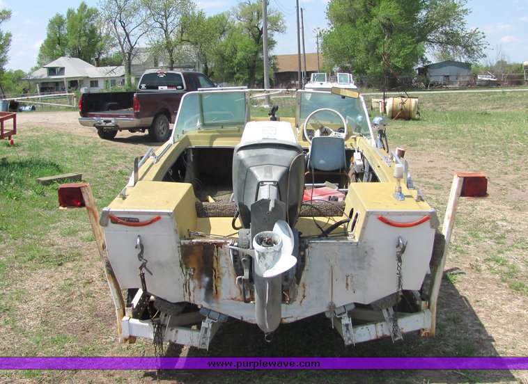 image for item 6069 16' Invader tri hull boat