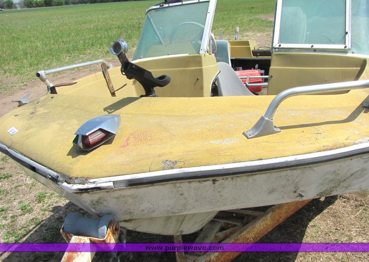 image for item 6069 16' Invader tri hull boat